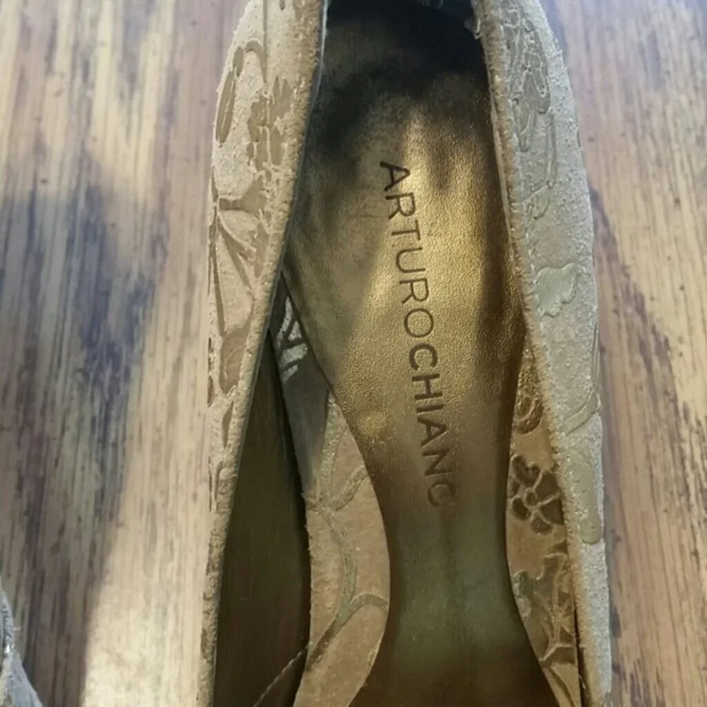 Arturo Chiang Nude Gold Embossed Open Toe Heels EUC sz 6